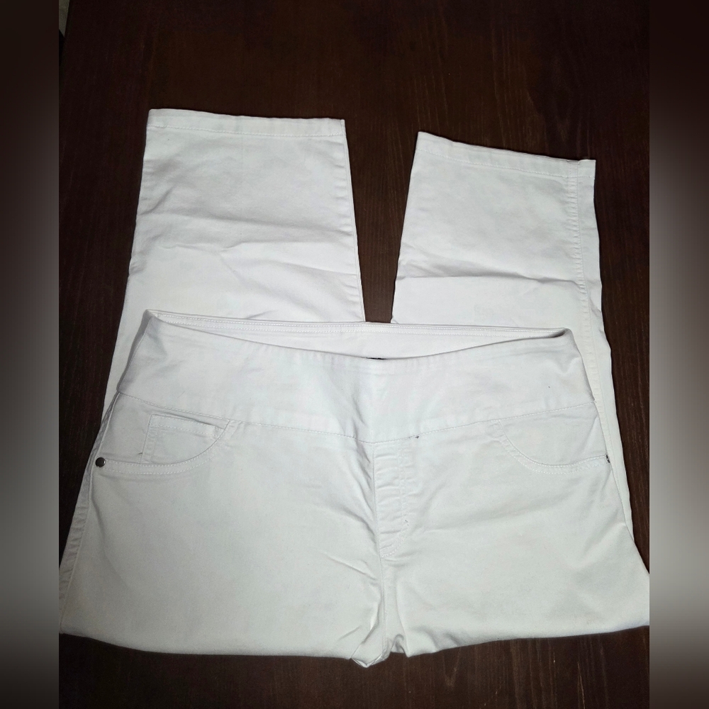 Counter Parts White Capris Size 10